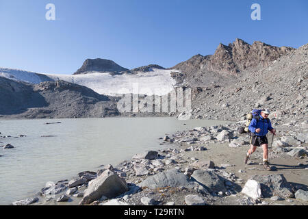 Walker auf die Haute Route am Rande des Glacier de Prafleuri. Stockfoto