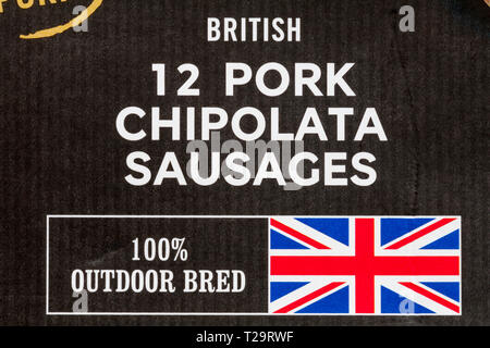 100% Außen mit Union Jack gezüchtet - Detail auf der Verpackung von M&S wählen Sie Farmen essen wir Wissen und Britischen 12 Schweinefleisch chipolata Würstchen vertrauen Stockfoto