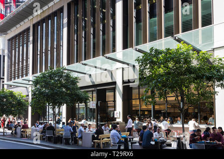 Restaurants und Cafés säumen die Straßen von barangaroo. Sie sind direkt unter dem Barangaroo kommerzielle Towers gelegen. Mittagessen Zeit besonders bu Stockfoto