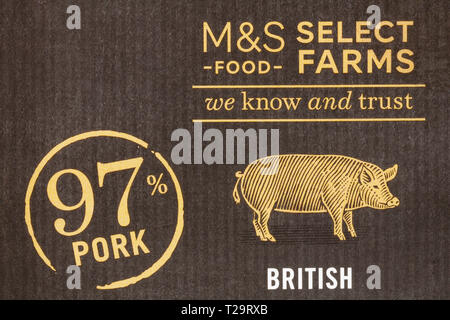 97 % Schweinefleisch - Detail auf der Verpackung von M&S wählen Sie Farmen essen wir Wissen und Britischen 12 Schweinefleisch chipolata Würstchen vertrauen Stockfoto