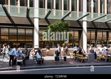 Restaurants und Cafés säumen die Straßen von barangaroo. Sie sind direkt unter dem Barangaroo kommerzielle Towers gelegen. Mittagessen Zeit besonders bu Stockfoto