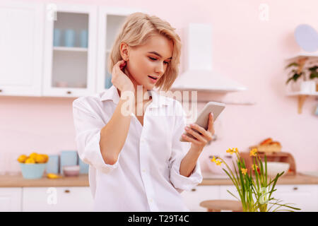 Frau mit schönen natürlichen Make-up lesen Nachricht vom Freund Stockfoto