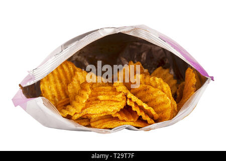 Vorderansicht eines geöffneten Tüte Kartoffelchips auf weißem Hintergrund. Ausschneiden. Stockfoto