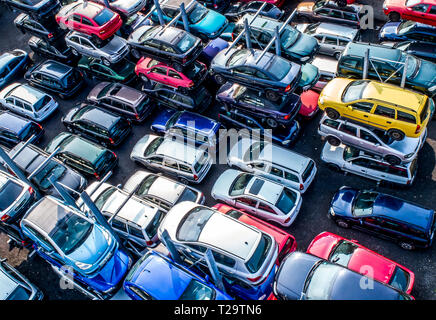 Linien der zerquetschten Autos Wrack - in Schrottplatz, bevor sie zerkleinert Recyling Stockfoto