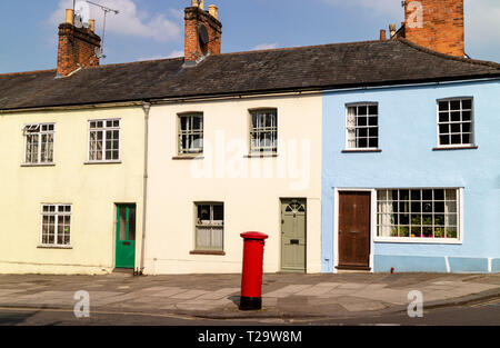 Devizes, Wiltshire, England, UK. März 2019. bunte Häuser in der Long Street in der Innenstadt. Stockfoto
