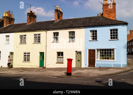 Devizes, Wiltshire, England, UK. März 2019. bunte Häuser in der Long Street in der Innenstadt. Stockfoto