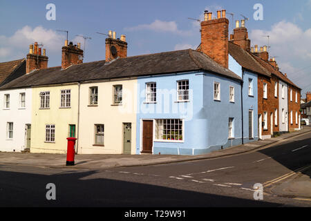 Devizes, Wiltshire, England, UK. März 2019. bunte Häuser in der Long Street in der Innenstadt. Stockfoto