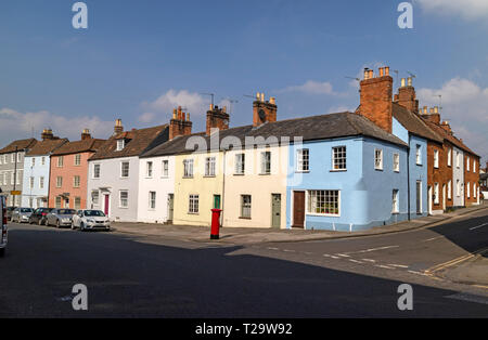 Devizes, Wiltshire, England, UK. März 2019. bunte Häuser in der Long Street in der Innenstadt. Stockfoto