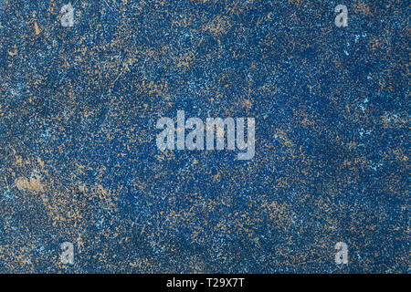Blau lackiert vintage Wall mit goldenen Flecken. Wand Hintergrund. Dunkelblauer Hintergrund Stockfoto