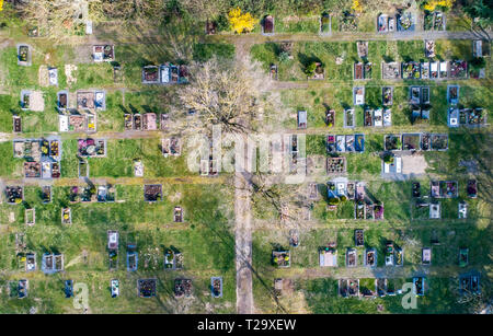 Antenne drone Ansicht einer Kirche Friedhof Friedhof in Deutschland Stockfoto