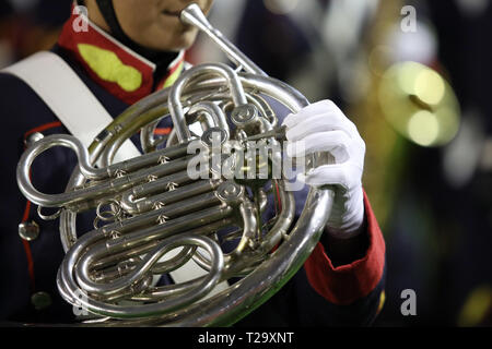 Buenos Aires, Argentinien - 29. März 2019: unbekannter Mann spielen der französischen Horne in einem Ehre Musik Event für die Malvinas Argentinas (Flaklands) Fal Stockfoto