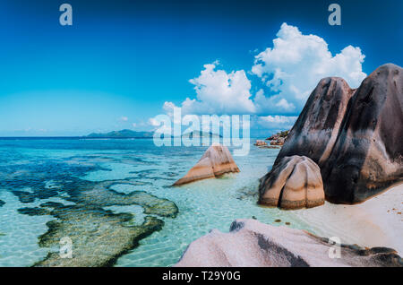 Bizarre riesigen Granitfelsen Felsbrocken an der berühmten Anse Source D'Argent Beach auf der Insel La Digue, Seychellen. Exotische Paradies Landschaft Konzept Stockfoto