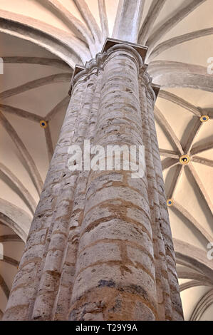Gotische Spalte und Decke Bögen, gotische Architektur Detail Stockfoto