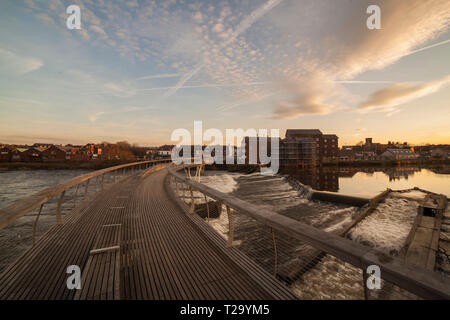 Castleford Steg und Mühle bei Sonnenuntergang Stockfoto