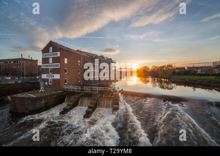 Castleford Steg und Mühle bei Sonnenuntergang Stockfoto