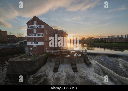 Castleford Steg und Mühle bei Sonnenuntergang Stockfoto