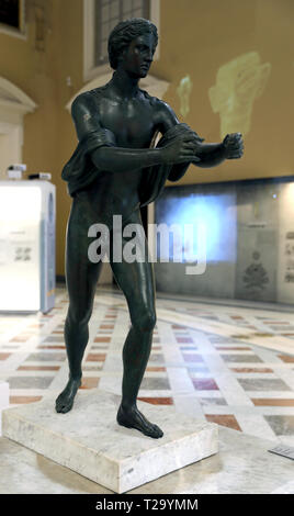 Apollo Pfeile (Apollo saettante). Zum Ende des 2. vorchristlichen Jahrhundert. Von Tempel des Apollo in Pompeji. Bronzestatue. Neapel Museum. Stockfoto