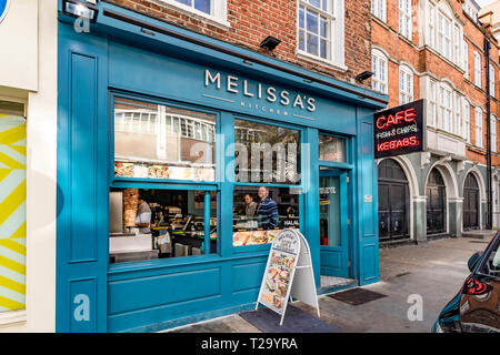 Melissa's Kitchen in der Elizabeth Street, ein Café, in dem eine Vielzahl von Speisen angeboten wird, darunter Kebabs, Fisch und Chips sowie englisches Frühstück Belgaravia, London, Großbritannien Stockfoto