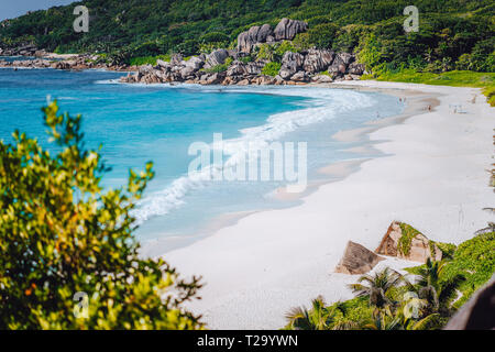 Panorama der schönsten Grand Anse Strand auf La Digue Island auf den Seychellen. Sommer Urlaub im tropischen Paradies Konzept Stockfoto