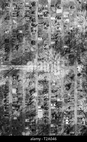 Antenne drone Ansicht einer Kirche Friedhof Friedhof in Deutschland Stockfoto