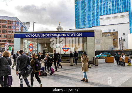 Menschen, die am Eingang zur Victoria U-Bahnstation am Cardinal Walk in London, Großbritannien, vorbeilaufen Stockfoto