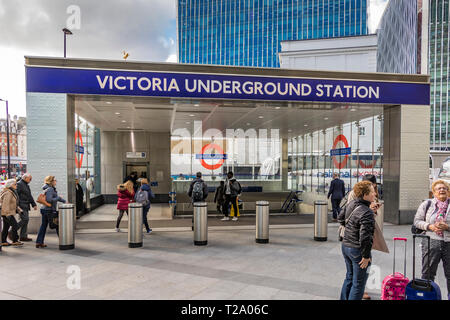 Personen am Eingang der Victoria U-Bahnstation am Cardinal Walk , London, Großbritannien Stockfoto