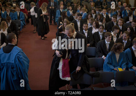 Die Schüler warten auf den Beginn der Zeremonie an der Jüngeren Hall an der Universität von St. Andrews, am Tag der Promotion, 30. November 2016. Stockfoto