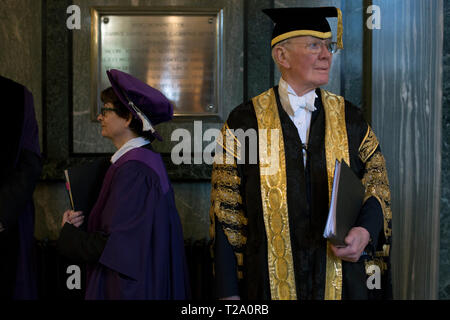 Professor Sally Capstone, Principal und Sir Menzies Campbell, Bundeskanzler, warten auf den Beginn der Zeremonie an der Jüngeren Hall an der Universität von St. Andrews, am Tag der Promotion, 30. November 2016. Stockfoto