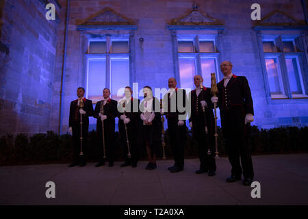 Ein frisch graduierte Studenten posieren für ein Foto mit der chemischen Keule Träger in der St. Salvator's Kapelle Gründen an der Universität von St. Andrews, am Tag der Promotion, 30. November 2016. Stockfoto