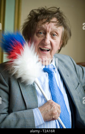 Veteran britische Schauspieler, Sänger und Songwriter Ken Dodd, dargestellt in seiner Heimatstadt Liverpool während einer Pause im Tourenwagen Holding seine Marke kitzeln Stick. Dodd hat viele Aufnahme hits, eintragen bei 19 Anlässen in der britischen Top 40 seit den frühen 1960er Jahren. Er spielte sie das Publikum bei Konzerten in Großbritannien verkaufen und machte zahlreiche Fernsehauftritte. Stockfoto