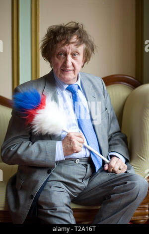 Veteran britische Schauspieler, Sänger und Songwriter Ken Dodd, dargestellt in seiner Heimatstadt Liverpool während einer Pause im Tourenwagen Holding seine Marke kitzeln Stick. Dodd hat viele Aufnahme hits, eintragen bei 19 Anlässen in der britischen Top 40 seit den frühen 1960er Jahren. Er spielte sie das Publikum bei Konzerten in Großbritannien verkaufen und machte zahlreiche Fernsehauftritte. Stockfoto
