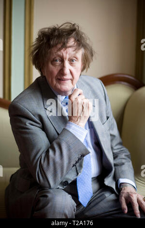 Veteran britische Schauspieler, Sänger und Songwriter Ken Dodd, dargestellt in seiner Heimatstadt Liverpool während einer Pause im Tourenwagen. Dodd hat viele Aufnahme hits, eintragen bei 19 Anlässen in der britischen Top 40 seit den frühen 1960er Jahren. Er spielte sie das Publikum bei Konzerten in Großbritannien verkaufen und machte zahlreiche Fernsehauftritte. Stockfoto