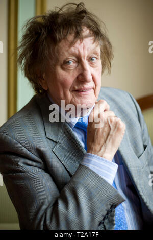 Veteran britische Schauspieler, Sänger und Songwriter Ken Dodd, dargestellt in seiner Heimatstadt Liverpool während einer Pause im Tourenwagen. Dodd hat viele Aufnahme hits, eintragen bei 19 Anlässen in der britischen Top 40 seit den frühen 1960er Jahren. Er spielte sie das Publikum bei Konzerten in Großbritannien verkaufen und machte zahlreiche Fernsehauftritte. Stockfoto