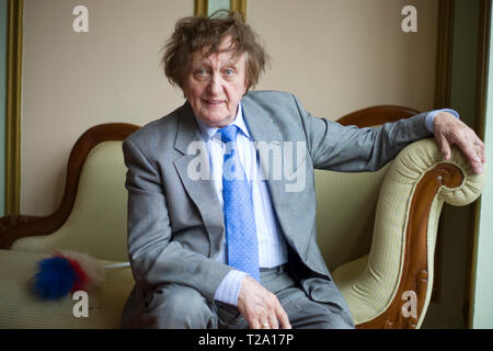 Veteran britische Schauspieler, Sänger und Songwriter Ken Dodd, dargestellt in seiner Heimatstadt Liverpool während einer Pause im Tourenwagen. Dodd hat viele Aufnahme hits, eintragen bei 19 Anlässen in der britischen Top 40 seit den frühen 1960er Jahren. Er spielte sie das Publikum bei Konzerten in Großbritannien verkaufen und machte zahlreiche Fernsehauftritte. Stockfoto