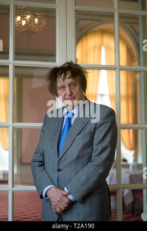 Veteran britische Schauspieler, Sänger und Songwriter Ken Dodd, dargestellt in seiner Heimatstadt Liverpool während einer Pause im Tourenwagen. Dodd hat viele Aufnahme hits, eintragen bei 19 Anlässen in der britischen Top 40 seit den frühen 1960er Jahren. Er spielte sie das Publikum bei Konzerten in Großbritannien verkaufen und machte zahlreiche Fernsehauftritte. Stockfoto
