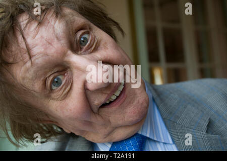 Veteran britische Schauspieler, Sänger und Songwriter Ken Dodd, dargestellt in seiner Heimatstadt Liverpool während einer Pause im Tourenwagen. Dodd hat viele Aufnahme hits, eintragen bei 19 Anlässen in der britischen Top 40 seit den frühen 1960er Jahren. Er spielte sie das Publikum bei Konzerten in Großbritannien verkaufen und machte zahlreiche Fernsehauftritte. Stockfoto