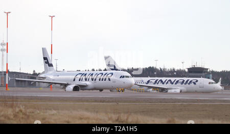 Zwei Finnair Flugzeugen Airbus A 319-112 und Airbus A 321-211, die in der Start Linie am Helsinki-Vantaa Airport. 26.04.2018 Vantaa Stockfoto