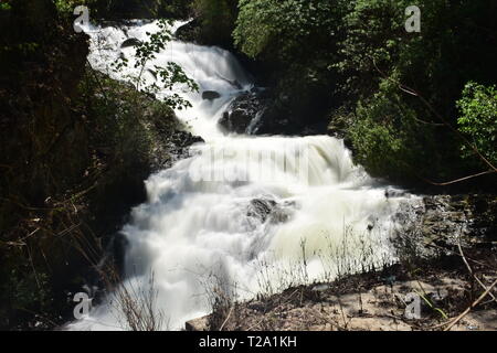 Kumily Wasserfälle auf der hügeligen Strecke von Kumily in Thekkady Stockfoto