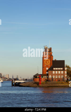 Pilot House Seemannshoeft, die Station der Hafen Piloten an der Hafeneinfahrt auf der Elbe in Hamburg, Deutschland. Stockfoto