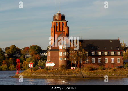 Pilot House Seemannshoeft, die Station der Hafen Piloten an der Hafeneinfahrt auf der Elbe in Hamburg, Deutschland. Stockfoto