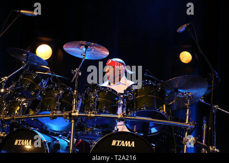 Krakau, Polen - 16. MÄRZ 2016: Der Amerikanische Schlagzeuger Billy Cobham live auf der Bühne in Eis Krakau, Polen Stockfoto