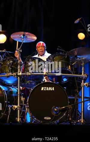 Krakau, Polen - 16. MÄRZ 2016: Der Amerikanische Schlagzeuger Billy Cobham live auf der Bühne in Eis Krakau, Polen Stockfoto