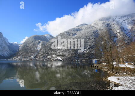 Schneebedeckte Hütte mit der Seenspiegelung in hallstatt, österreich Stockfoto