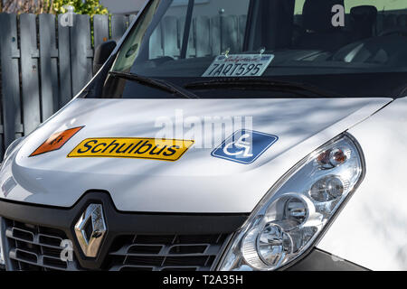 Berlin, Deutschland - 24. Februar 2019: Close-up von Zeichen auf einer Schule für behinderte Kinder in Deutschland. Stockfoto