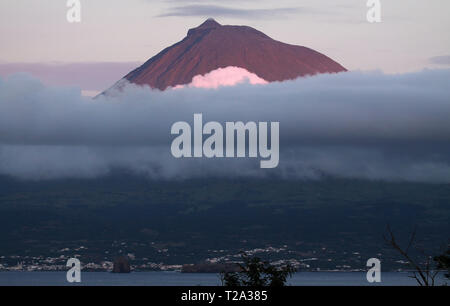 Gipfel des Vulkans Mount Pico über den Wolken am Abend, Insel Pico - Azoren Stockfoto