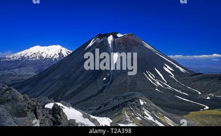 Mt. Ngauruhoe - Blick vom Mt. Tongariro mit Mt. Ruapehu im Hintergrund (Tongariro National Park, Neuseeland) Stockfoto