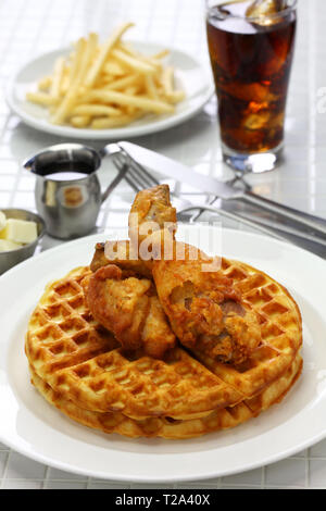 Fried Chicken und Waffeln mit Ahornsirup, American Food Stockfoto