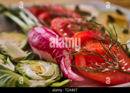 Salat mit frischem Gemüse aus biologischem Anbau. Eine leckere Mahlzeit zu einem gesunden Lebensstil zu folgen. Ein ideales Gericht für Vegetarier und Veganer Stockfoto