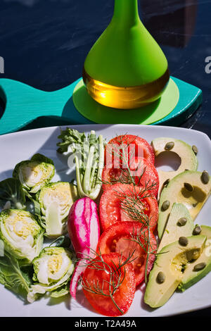 Salat mit frischem Gemüse aus biologischem Anbau. Eine leckere Mahlzeit zu einem gesunden Lebensstil zu folgen. Ein ideales Gericht für Vegetarier und Veganer Stockfoto