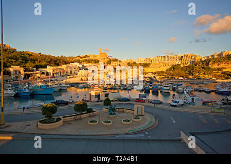 Fischerboote und andere kleine Boote im Hafen von Gozo Stockfoto